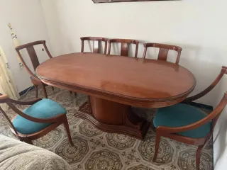 Mesa de comedor y sillas de madera