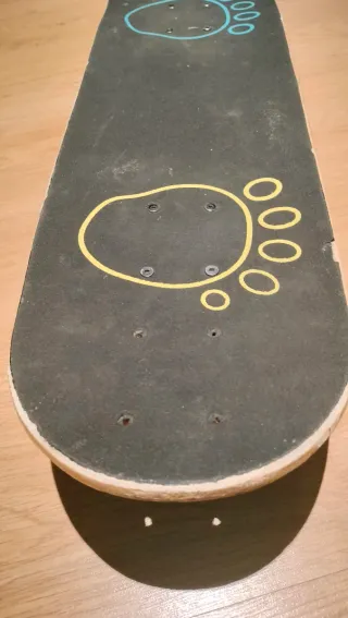 Skate iniciación con huellas azules y amarillas