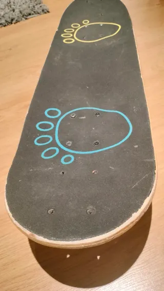 Skate iniciación con huellas azules y amarillas