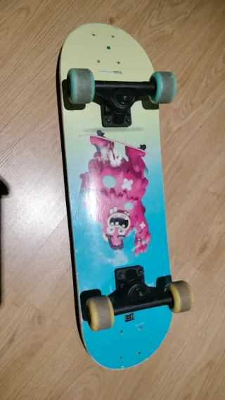 Skate iniciación con huellas azules y amarillas