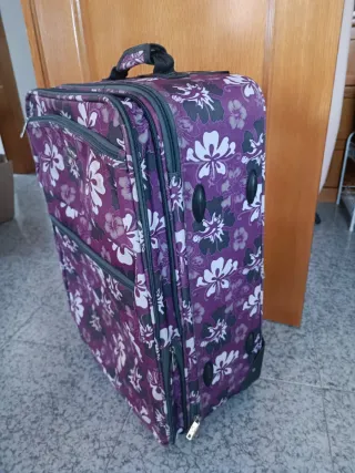 Maleta de viaje morada con flores