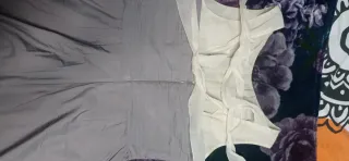 Vestido de fiesta gris malva y blanco roto o crudo