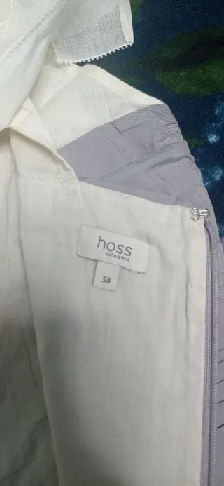 Vestido de fiesta gris malva y blanco roto o crudo