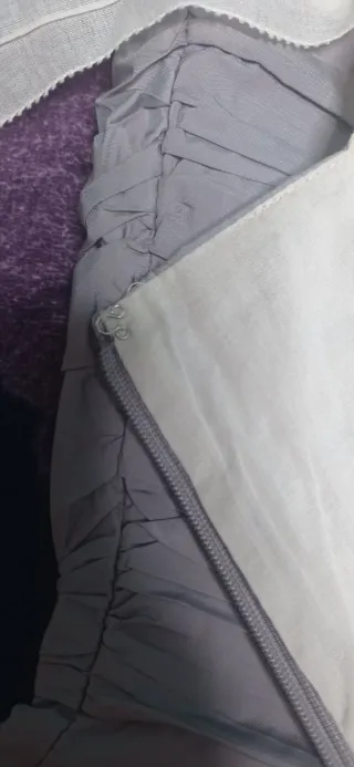 Vestido de fiesta gris malva y blanco roto o crudo