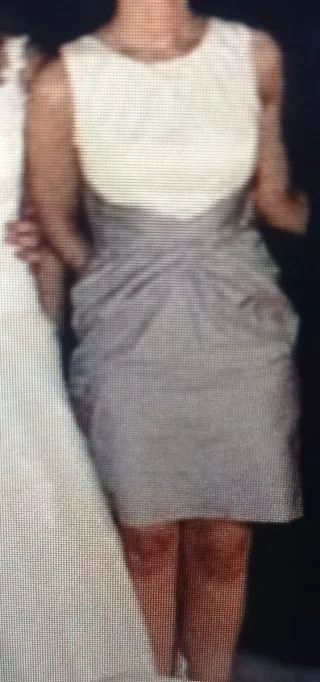 Vestido de fiesta gris malva y blanco roto o crudo