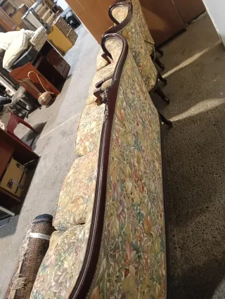 Sofá y 2 sillones de tela y madera