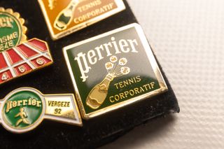 Lote 21 pins Perrier deportivos