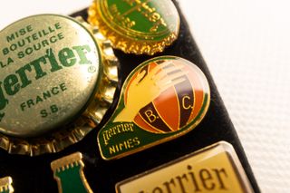 Lote 21 pins Perrier deportivos