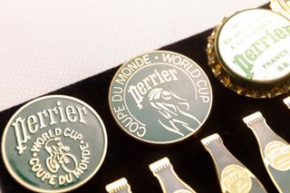 Lote 21 pins Perrier deportivos