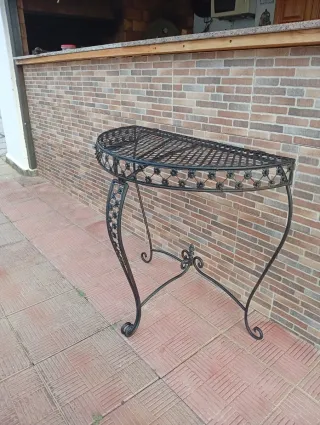 Mesa auxiliar de metal negra