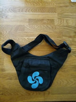 Riñonera negra con lauburu azul