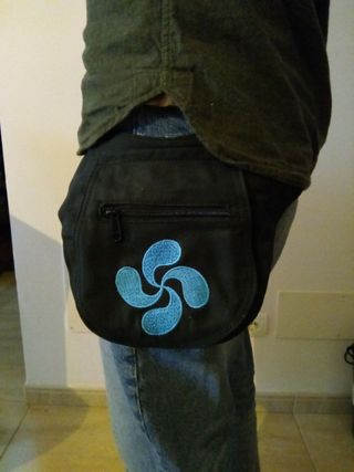 Riñonera negra con lauburu azul