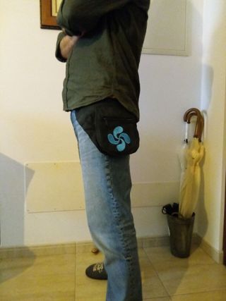 Riñonera negra con lauburu azul