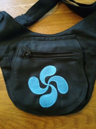 Riñonera negra con lauburu azul