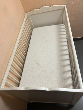 Cuna de madera blanca con colchón