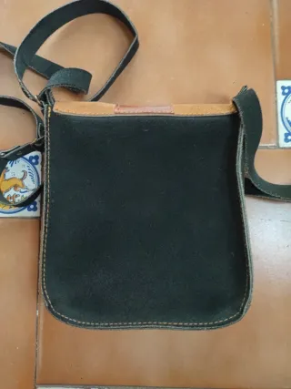 Bolso de ante con detalles étnicos