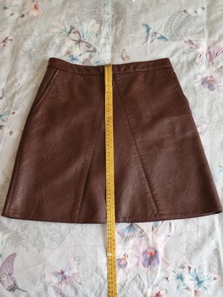 Falda corta de cuero sintético