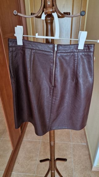 Falda corta de cuero sintético