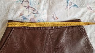 Falda corta de cuero sintético