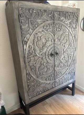 Vitrina de madera con detalles tallados