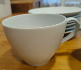 Taza de desayuno con plato de porcelana