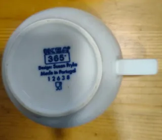 Taza de desayuno con plato de porcelana