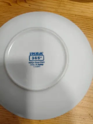 Taza de desayuno con plato de porcelana