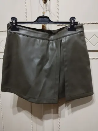 Gonna pantaloncino effetto pelle verde