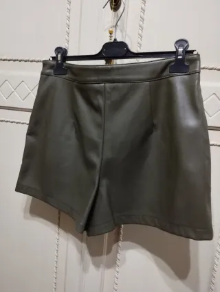 Gonna pantaloncino effetto pelle verde