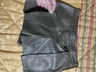 Gonna pantaloncino effetto pelle verde