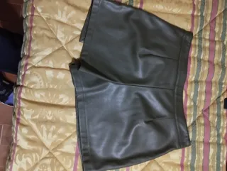 Gonna pantaloncino effetto pelle verde