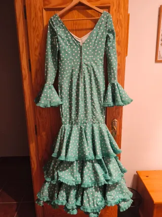 Traje de flamenca verde agua con lunares blancos