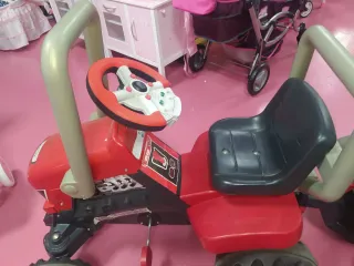 Tractor a pedales para niños con remolque