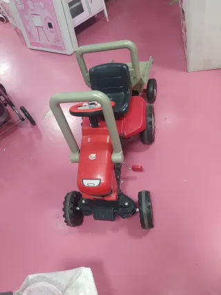Tractor a pedales para niños con remolque