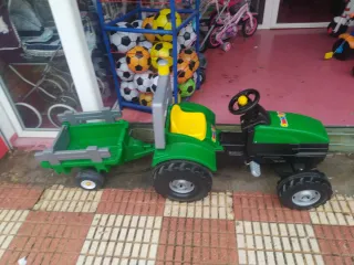 Tractor de pedales Smoby verde con remolque