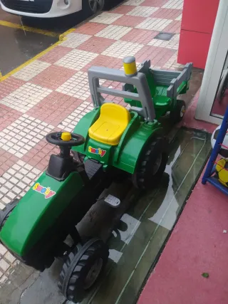 Tractor de pedales Smoby verde con remolque