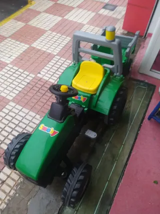 Tractor de pedales Smoby verde con remolque