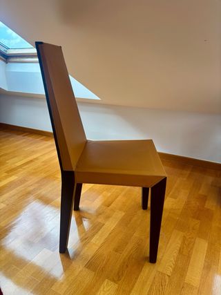 Silla tapizada piel y madera