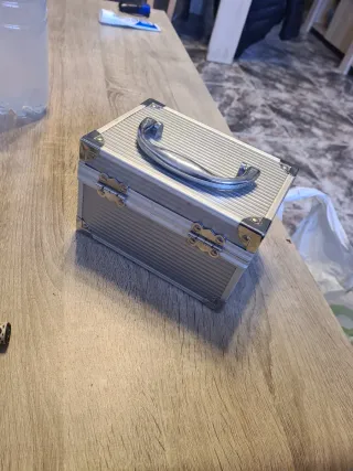 Baúl metálico plateado con asa