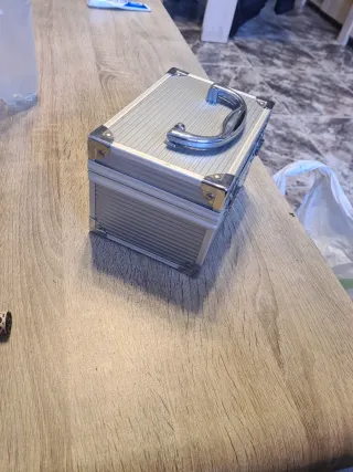 Baúl metálico plateado con asa