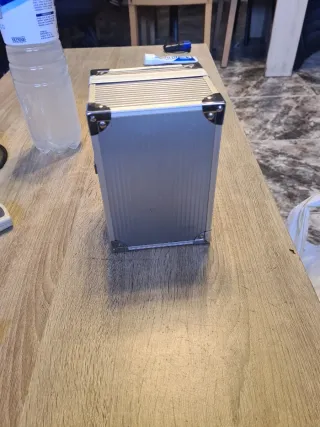 Baúl metálico plateado con asa