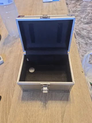 Baúl metálico plateado con asa