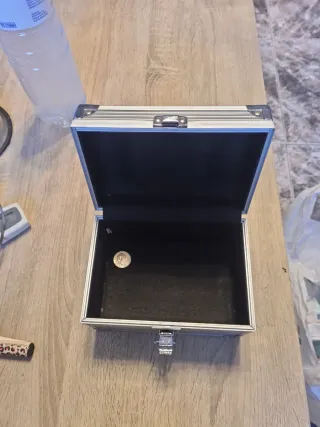 Baúl metálico plateado con asa