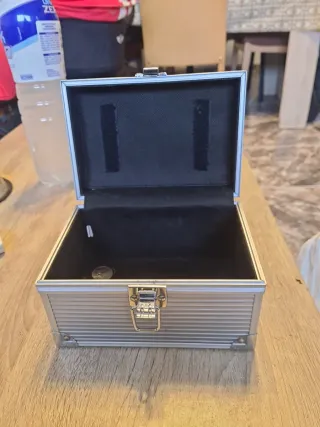 Baúl metálico plateado con asa