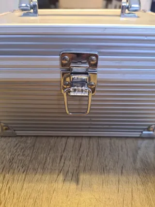 Baúl metálico plateado con asa