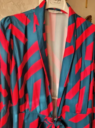 Abito fantasia rosso e blu