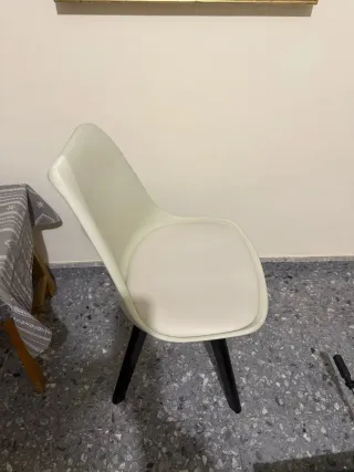 Silla moderna blanca y negra