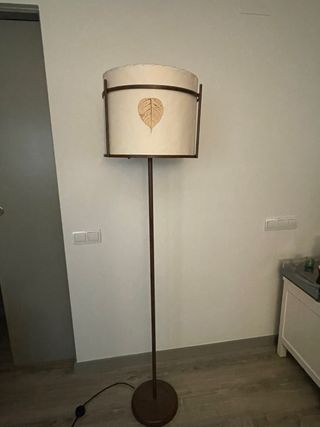 Lámpara de pie de papel.