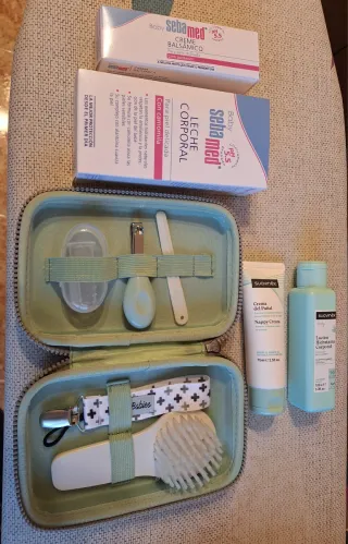Neceser con productos de bebé