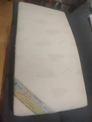 Cuna de viaje marca Asalvo y colchón Dalmohadon